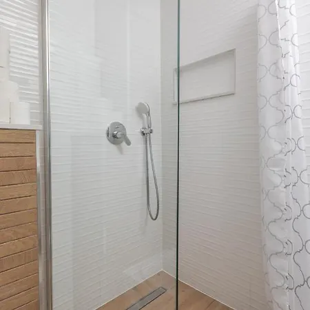 S&s Deluxe 3* ماكارسكا